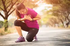 Gejala boleh berlaku semasa berehat atau ketika melakukan kegiatan ringan antaranya mengalami rasa tidak selesa di bahagian atas badan seperti leher, rahang, atau belakang, serta loya, muntah, keletihan yang melampau dan sesak nafas. 