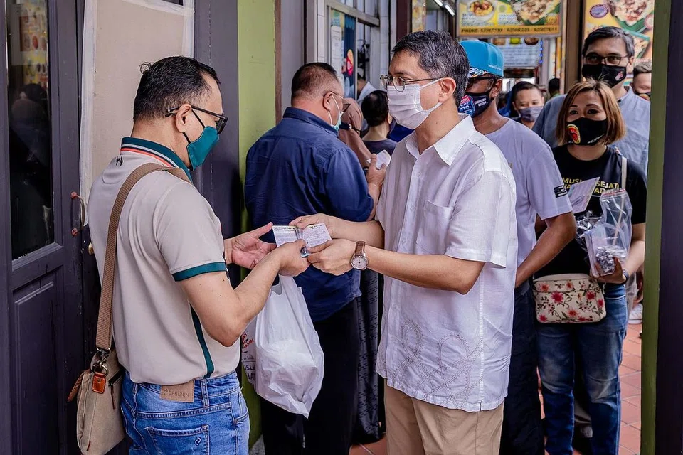 SEBAR MESEJ POSITIF: Menteri Negara (Ehwal Dalam Negeri merangkap Pembangunan Negara), Profesor Madya Muhammad Faishal Ibrahim (tengah), turun padang berkongsi maklumat tentang bahaya dadah dengan orang ramai di restoran Al-Tasneem, Victory dan Zam Zam. 