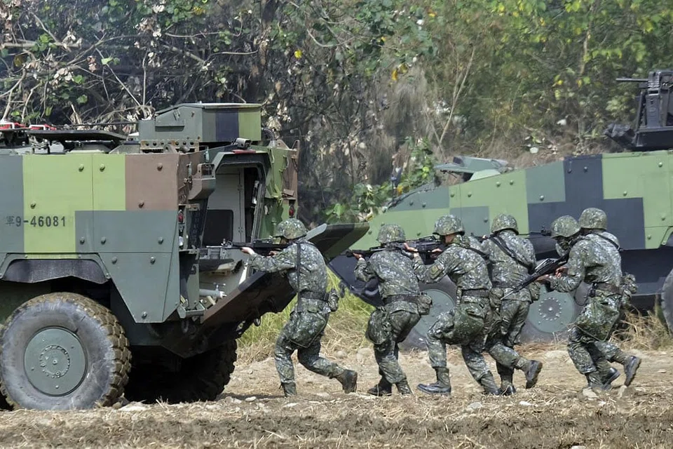 SENTIASA BERSEDIA: Angkatan tentera Taiwan semasa menjalani latihan tentera tahunan di Taichung, Taiwan. Anggota pasukan operasi khas Amerika Syarikat telah dikerah ke Taiwan secara bergilir-gilir buat sementara waktu untuk mengendali latihan bagi tentera Taiwan sejak sebelum Presiden Joe Biden mengalami alih pentadbiran Januari lalu. - Foto AFP