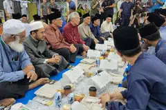 PM Lee bersama tetamu lain di acara berbuka puasa di Masjid Al-Khair.