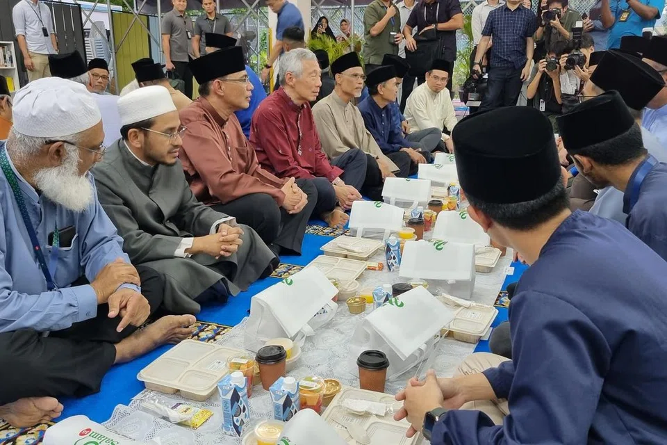 PM Lee bersama tetamu lain di acara berbuka puasa di Masjid Al-Khair.