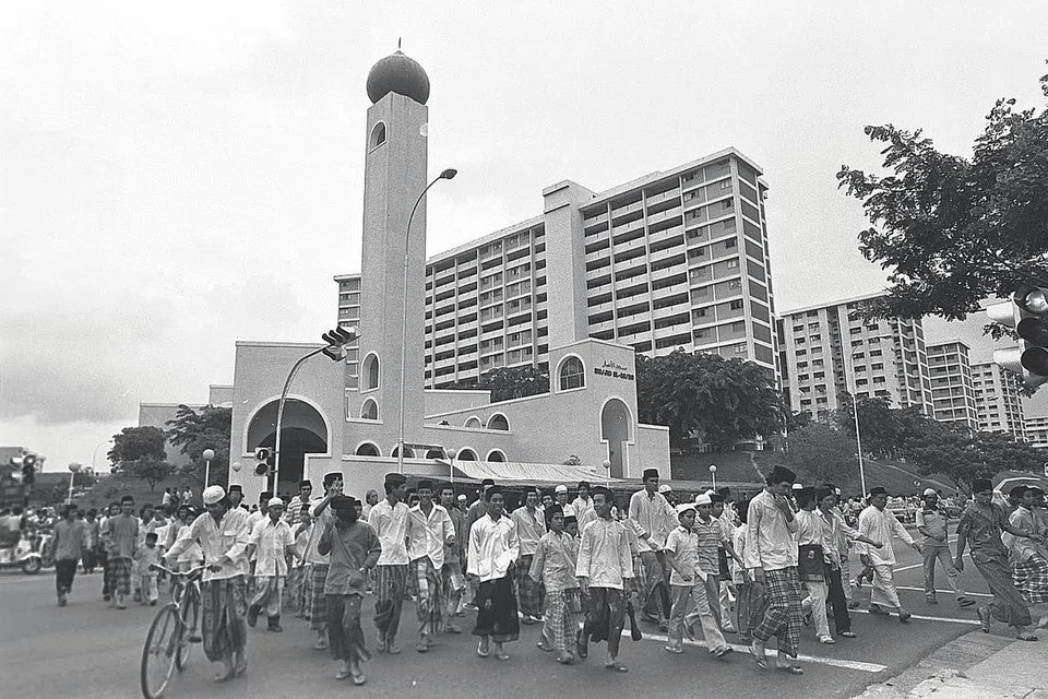 NOSTALGIA: Tahun 1980-an - JEMAAH LAKSANA IBADAH SOLAT RAYA Muslim dari pelbagai peringkat umur dan latar belakang beredar dari Masjid Al-Ansar selepas menunaikan solat Aidilfitri pada 1983. 