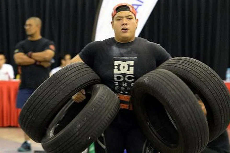 ORANG TERKUAT SINGAPURA?: Encik Mohamad Zaki Mohamad Hatta, 20 tahun, muncul sebagai juara 'Cabaran Orang Kuat' anjuran HomeTeamNS Ahad lalu. - Foto ZAINAL YAHYA