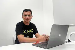 BEKERJA SAMBIL BERLATIH: Encik Solman Erpah menyertai program Program Bekerja Sambil Berlatih (AnT) yang merangkumi latihan tiga bulan dalam bilik darjah di Pusat Kecemerlangan Automasi Robotik (Race), dan pengalaman bekerja sambil berlatih hingga tiga bulan dengan syarikat hos. - Foto BH oleh ALPHONSUS CHERN