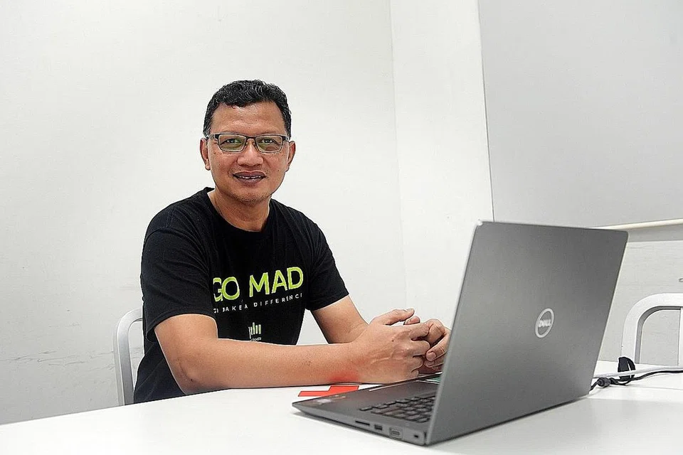 BEKERJA SAMBIL BERLATIH: Encik Solman Erpah menyertai program Program Bekerja Sambil Berlatih (AnT) yang merangkumi latihan tiga bulan dalam bilik darjah di Pusat Kecemerlangan Automasi Robotik (Race), dan pengalaman bekerja sambil berlatih hingga tiga bulan dengan syarikat hos. - Foto BH oleh ALPHONSUS CHERN