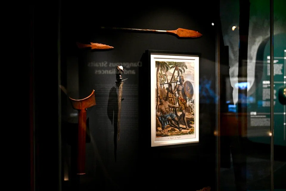 Keris Bugis, permainan tradisional dan alat muzik yang digunakan masyarakat Orang Laut, antara artifak yang dipamerkan dalam segmen ‘Colonial City (Kota Kolonial) (1800-an hingga 1930-an)’ di Galeri Sejarah Singapura, di Muzium Negara Singapura.