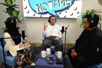 UJIAN YANG BAIK: Bakal Timbalan Mufti, Ustaz Dr Mohammad Hannan Hassan (tengah) dalam podcast terkini menjelaskan tafsiran bala dalam Al-Quran yang juga bermakna "bala hasanah" atau ujian yang baik kepada hos #NoTapis, Shahida Sarhid dan Suhaimi Yusof. - Foto BH oleh HAZIRAH NURFITRAH HANIFAR