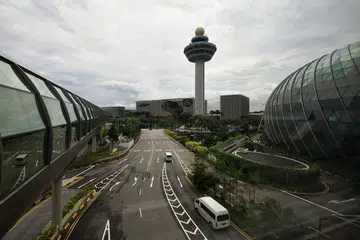 PENGUNJUNG PERTAMA BRUNEI DAN NEW ZEALAND: Pada Selasa (8 September), 14 pengunjung pertama daripada Brunei Darussalam dan New Zealand tiba di Lapangan Terbang Changi di bawah skim Pas Perjalanan Udara (ATP). - Foto BH oleh LIM YAOHUI