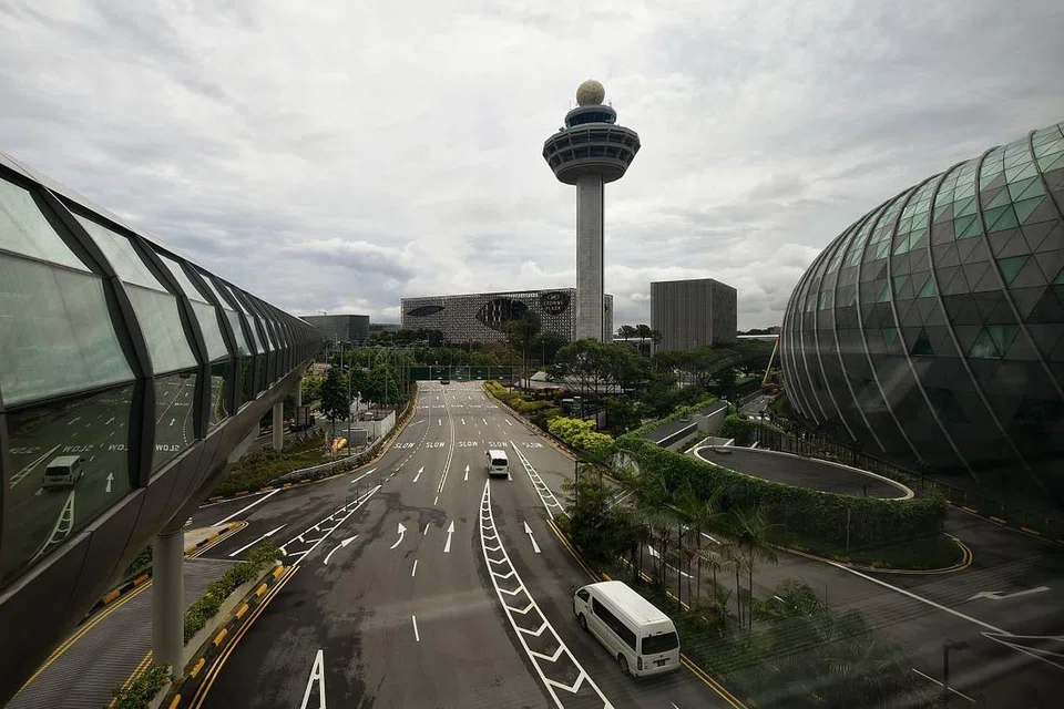 PENGUNJUNG PERTAMA BRUNEI DAN NEW ZEALAND: Pada Selasa (8 September), 14 pengunjung pertama daripada Brunei Darussalam dan New Zealand tiba di Lapangan Terbang Changi di bawah skim Pas Perjalanan Udara (ATP). - Foto BH oleh LIM YAOHUI