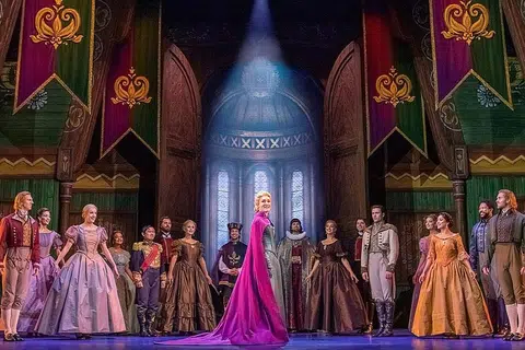 MUZIKAL GAH: Versi muzikal Broadway bagi filem animasi popular 'Frozen' yang akan dipentaskan di Sands Theatre di Marina Bay Sands, menjadi satu-satunya perhentian pementasan di Asia Tenggara dan akan dipersembahkan dalam tempoh terhad mulai 5 Februari. - Foto DISNEY THEATRICAL PRODUCTIONS
