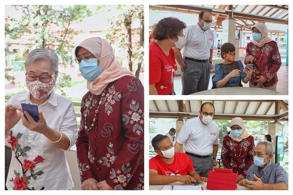 MESRA DIGITAL: Sekumpulan warga emas begitu teruja menunjukkan kepada Presiden Halimah Yacob kemahiran baru yang mereka pelajari dalam memanfaatkan aplikasi WhatsApp, Facebook serta telefon bimbit dan tablet. - Foto MCI oleh LEE JIA WEN