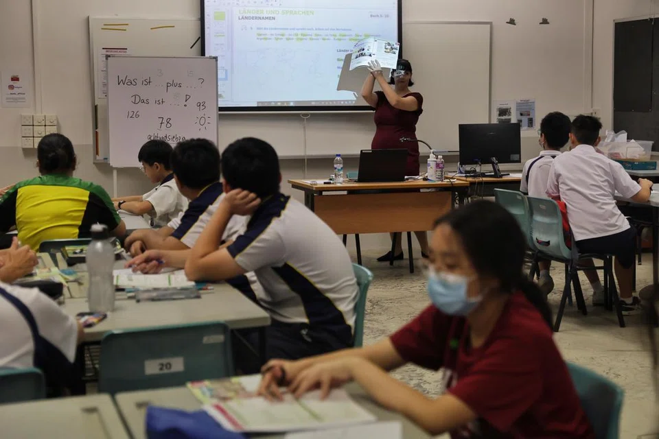 BELAJAR BAHASA JERMAN: Pelajar Menengah 1 hingga 3 menghadiri modul Bahasa Jerman yang diajar oleh Cik Sophie Sager.