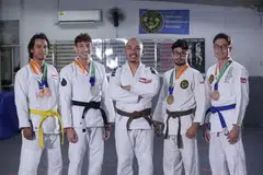 Pengurus Prestasi Tinggi Persatuan Jiu-Jitsu Singapura, Encik Muhammad Fadhli Asad (tengah), bersama empat atlet jiu-jitsu yang telah mewakili Team Singapore dalam Kejohanan Jiu-Jitsu Serantau Asia (Asia Tenggara) di Bali pada 6- 7 Julai. Antara 10 atlet jiu-jitsu negara yang bertanding itu termasuk (dari kiri) Fuad Bakar, Amirul Syafiq Shah Eran, Ahmad Ali Alkhatib dan Zulkanian Seman. 