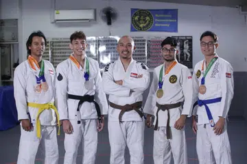 Pengurus Prestasi Tinggi Persatuan Jiu-Jitsu Singapura, Encik Muhammad Fadhli Asad (tengah), bersama empat atlet jiu-jitsu yang telah mewakili Team Singapore dalam Kejohanan Jiu-Jitsu Serantau Asia (Asia Tenggara) di Bali pada 6- 7 Julai. Antara 10 atlet jiu-jitsu negara yang bertanding itu termasuk (dari kiri) Fuad Bakar, Amirul Syafiq Shah Eran, Ahmad Ali Alkhatib dan Zulkanian Seman. 
