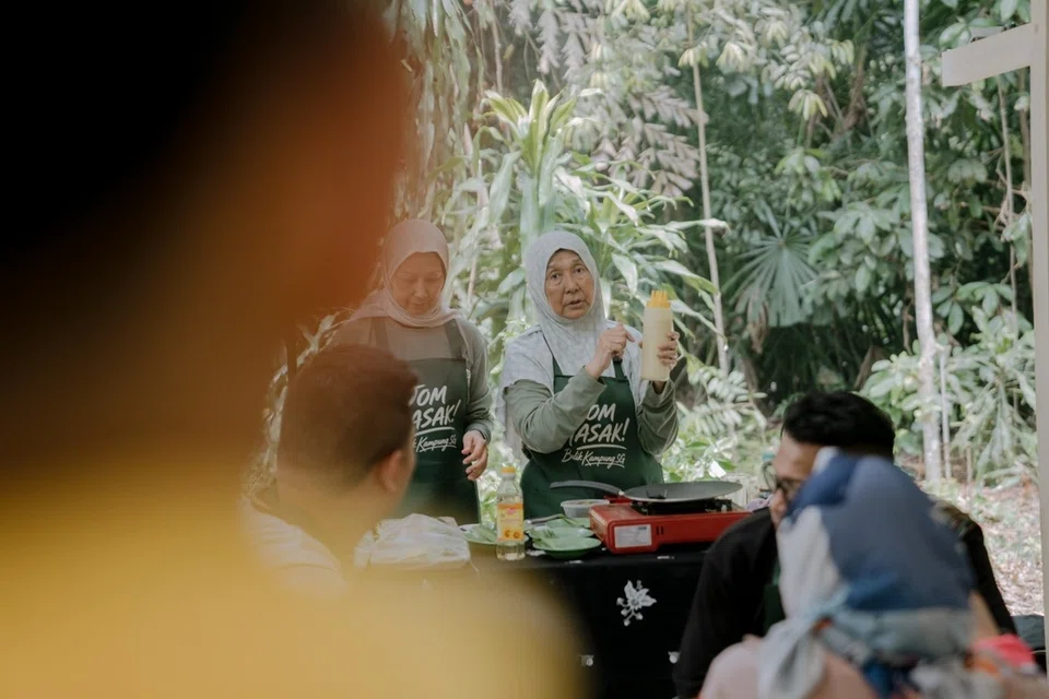Ibu saudara Encik Shahir, Cik Samsiah Abdullah, mengendalikan kelas memasak untuk pengunjung rumah pusaka keluarga mereka.
