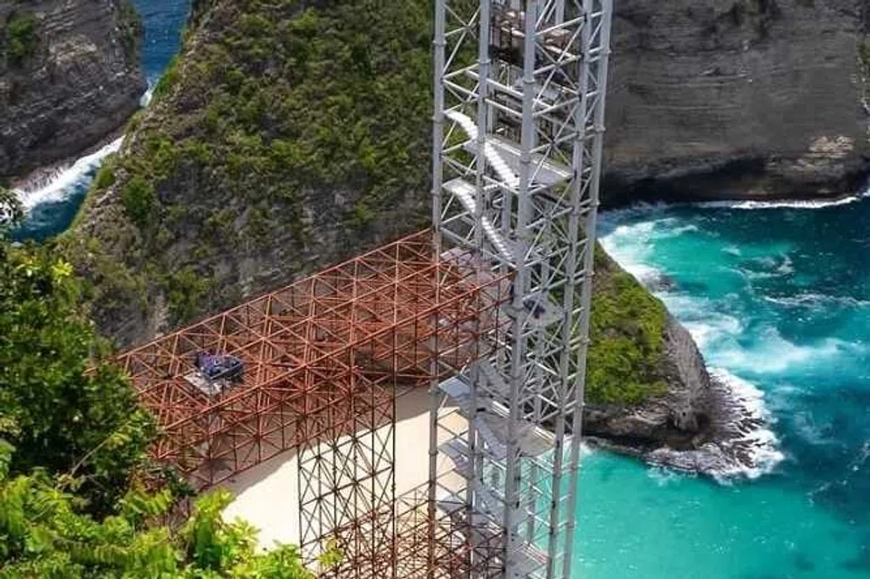Pihak berkuasa di Bali menggantung pembinaan lif kaca setinggi 182 meter di Pantai Kelingking selepas ahli parlimen mendapati projek tersebut melanggar undang-undang guna tanah dan peraturan zon pantai.