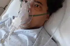 KETUMBUHAN: Penyanyi Mohd Noor Abdullah, atau Nur, membuka mata sepenuhnya Isnin lalu dan boleh berkata-kata serta mengenali abangnya Abdul Rashid Abdullah, atau Adee. Terdapat ketumbuhan dalam otak Nur namun belum ada rancangan bagi pembedahan. - Foto NURADEE