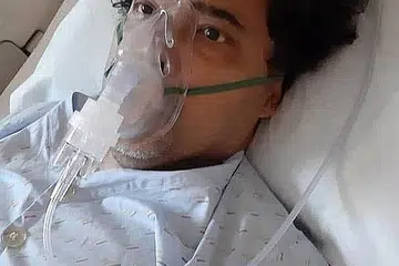 KETUMBUHAN: Penyanyi Mohd Noor Abdullah, atau Nur, membuka mata sepenuhnya Isnin lalu dan boleh berkata-kata serta mengenali abangnya Abdul Rashid Abdullah, atau Adee. Terdapat ketumbuhan dalam otak Nur namun belum ada rancangan bagi pembedahan. - Foto NURADEE