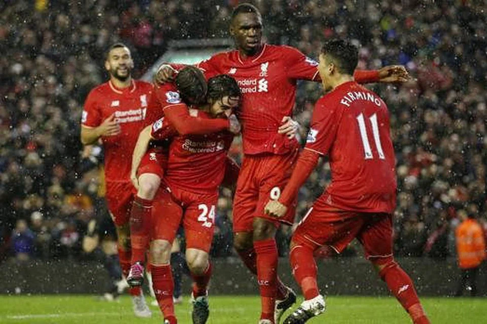 WIRA DIRAIKAN: Penjaring gol penyamaan Liverpool, Joe Allen (jersi 24), dikerumuni rakan-rakannya yang meraikan kejayaan pasukan itu berkongsi mata dengan Arsenal di akhir perjuangan. - Foto REUTERS