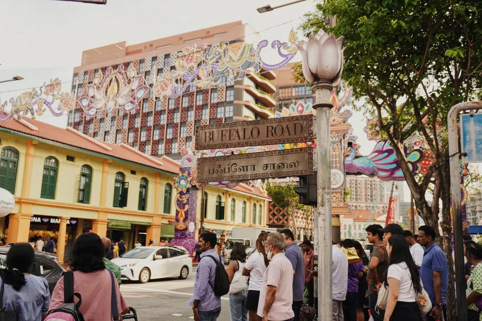 Kawasan sekitar Little India kian terasa cukup meriah dengan hiasan lampu berwarna-warni menjelang perayaan Deepavali pada 31 Oktober nanti.