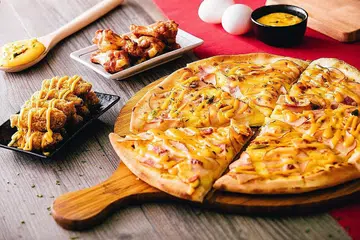 PIZA TELUR ASIN: Nikmati rasa unik dan lazat daripada mayones telur asin yang disira di atas Piza Golden Lava Pezzo. - Foto FEZZO
