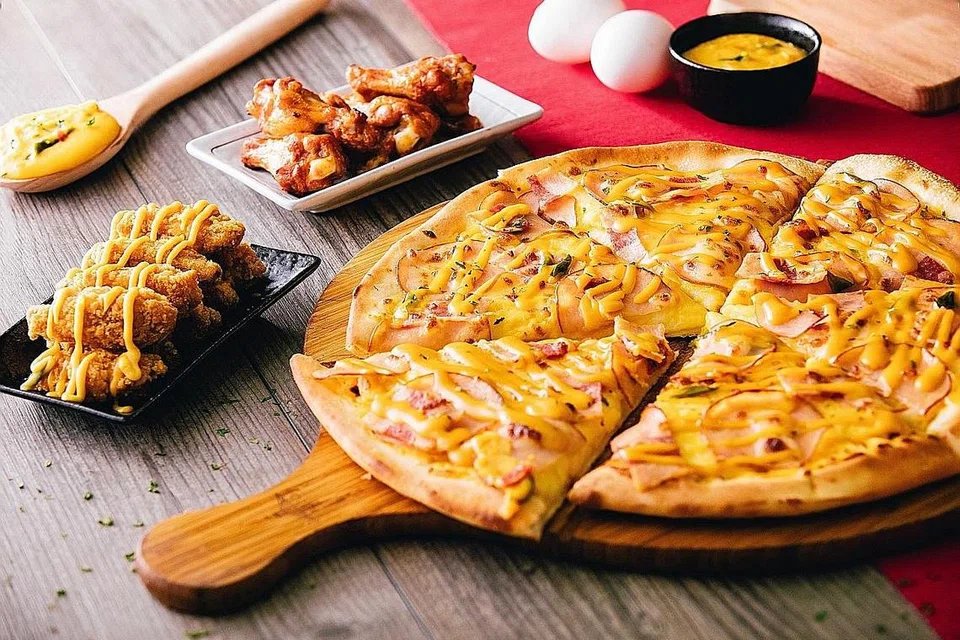 PIZA TELUR ASIN: Nikmati rasa unik dan lazat daripada mayones telur asin yang disira di atas Piza Golden Lava Pezzo. - Foto FEZZO
