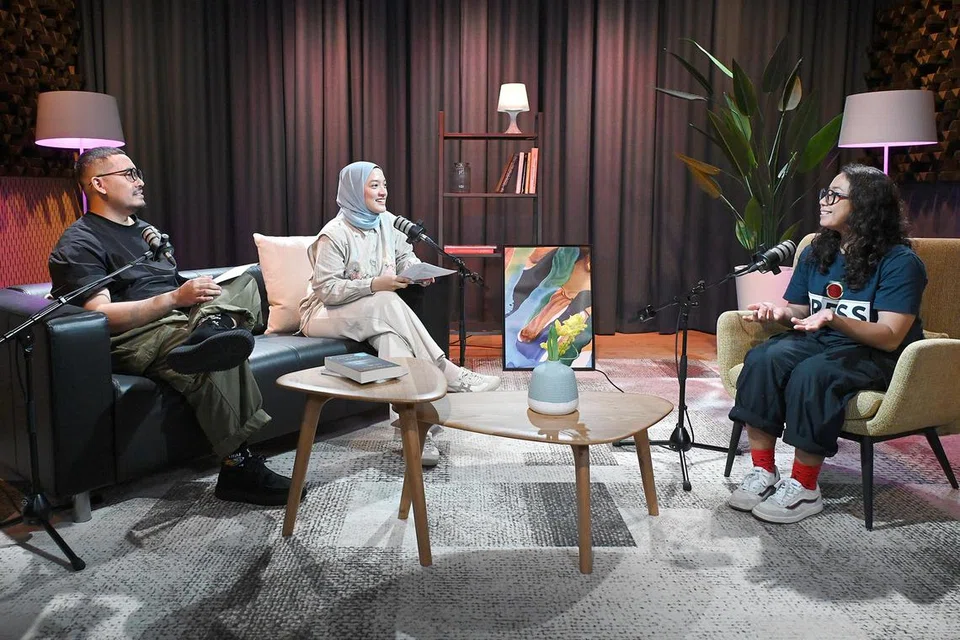 Cik Amirah Mokhlis (kanan) berkongsi pengalamannya sebagai seorang penyelam komersial dalam satu episod podcast NoTapis bersama penerbit dan hos podcast, Cik Natasha Mustafa dan penerbit eksekutif, Encik Fakhruradzi Ismail.
