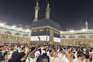 LANGKAH BERJAGA-JAGA: Jemaah umrah yang mengunjungi Masjidil Haram dan Masjid Nabawi digalakkan memakai semula pelitup bagi mencegah penularan varian baru Covid-19.