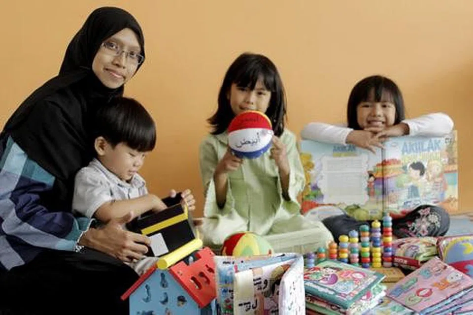 ANAK JADI INSPIRASI: Cik Nur Khairunnisa Iskandar, bersama anak-anaknya, (bermula dua dari kiri) Muhammad Asyraf Rifaie, Hanan Muyassarah dan Iman Nuwairah, yang menjadi pencetus inspirasi menghasilkan buku dan permainan berlandaskan pendidikan Islam.