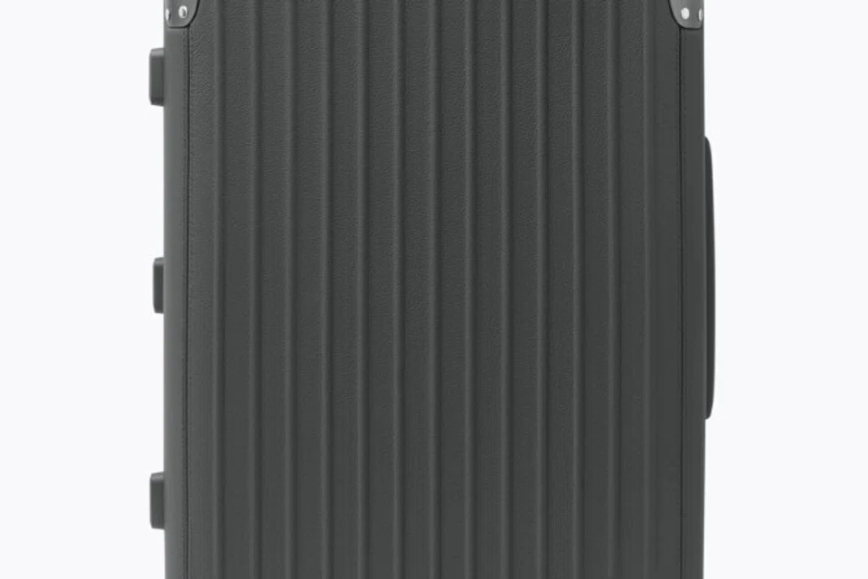 Koleksi Never Still terbaharu Rimowa serta beg bagasi Distinct Cabin baharu dalam warna Anthracite kini boleh didapati di semua kedai Rimowa di seluruh dunia.