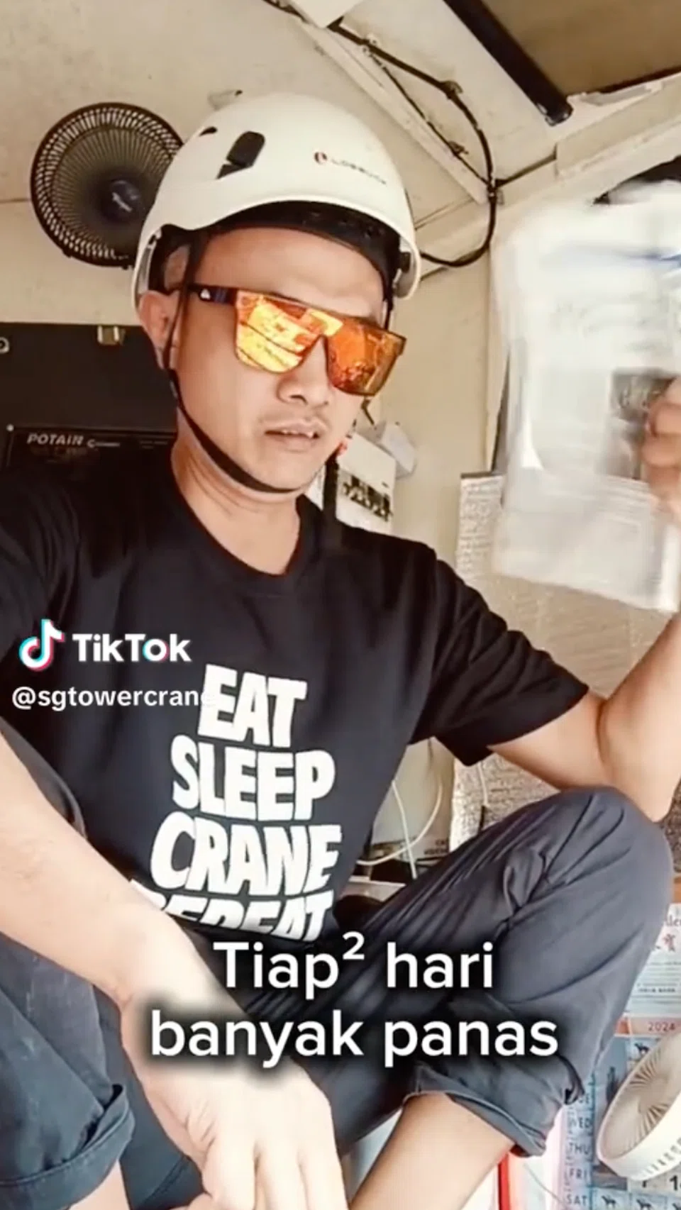 Encik Fadly Ahmad, yang lebih dikenali sebagai pengguna @sgtowercrane di TikTok, sudah bekerja sebagai pengendali kren selama kurang 10 tahun.