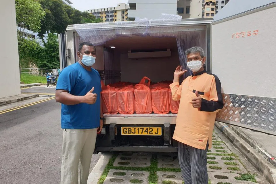 SEMANGAT BERBAKTI: Set bento briyani ayam itu, yang turut disajikan lengkap dengan acar dan dalca, ditaja oleh restoran HindArab, Arab Street. - FOTO: OURPASAR.COM