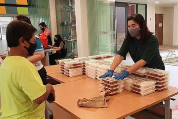 SUMBANG TENAGA: Cik Nadia (kanan), 30 tahun, meluangkan masa untuk menyumbang tenaga mengagihkan makanan di inisiatif SG Buka Puasa semasa Ramadan yang baru berlalu. - Foto ihsan NADIA AHMAD SAMDIN