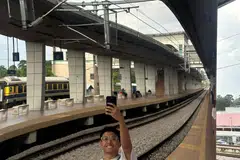 Penulis, Encik Muhammad Izwan Rahim, di stesen kereta api Gemas.