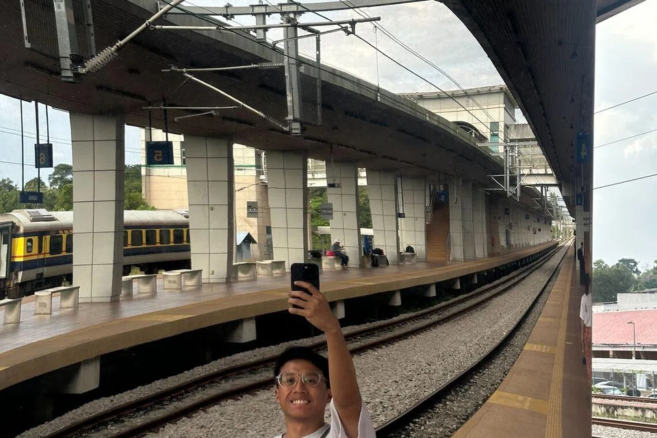 Penulis, Encik Muhammad Izwan Rahim, di stesen kereta api Gemas.