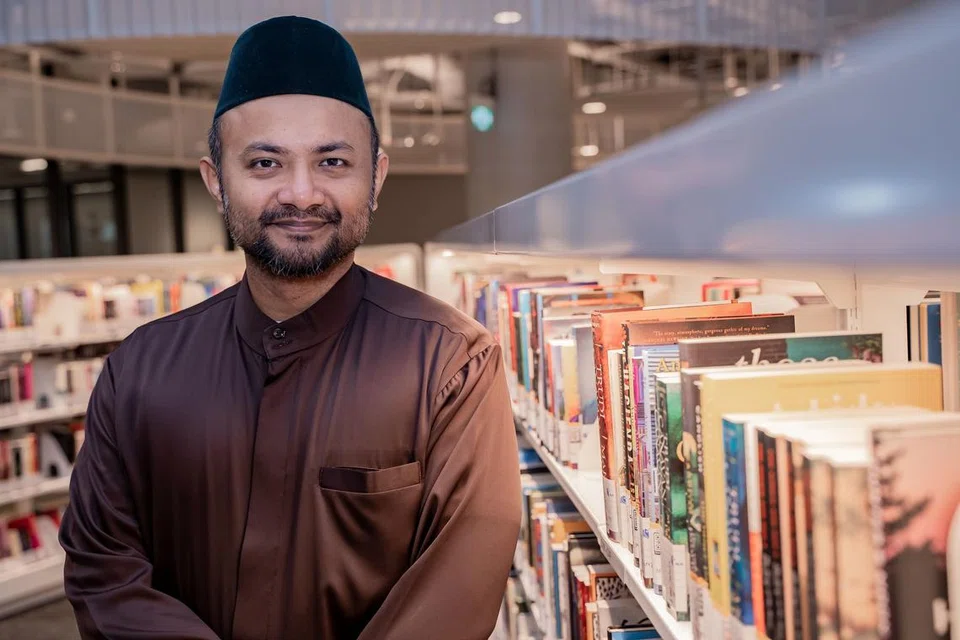 Encik Shahril Abdullah Pustakawan (Bahasa Melayu)