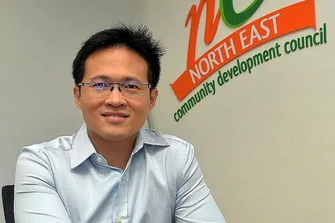 JAGA PENDUDUK, PERLUAS BANTUAN: Walaupun berusaha membantu penduduk di CDC beliau, Encik Desmond Choo tidak keberatan bekerjasama dengan CDC lain demi manfaat lebih ramai orang, misalnya mengadakan pameran pekerjaan di kawasan undi lain. - Foto KHALID BABA