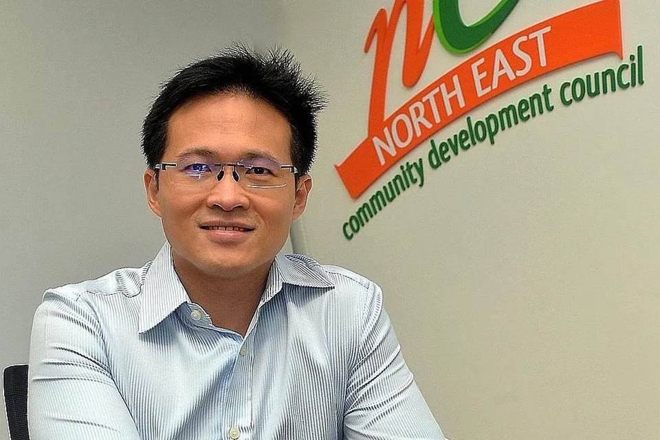 JAGA PENDUDUK, PERLUAS BANTUAN: Walaupun berusaha membantu penduduk di CDC beliau, Encik Desmond Choo tidak keberatan bekerjasama dengan CDC lain demi manfaat lebih ramai orang, misalnya mengadakan pameran pekerjaan di kawasan undi lain. - Foto KHALID BABA
