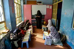 Bagi keluarga yang enggan menyerah kepada larangan Taleban, ada yang mengambil jalan alternatif dengan adanya sekolah bawah tanah yang beroperasi di banyak lokasi rahsia di seluruh Afghanistan. Sekumpulan pelajar perempuan (gambar) turut mengikuti pengajian di madrasah di Kandahar pada 3 Mac 2025. 