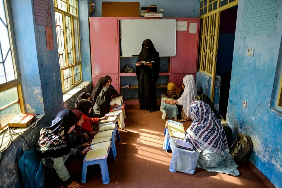 Bagi keluarga yang enggan menyerah kepada larangan Taleban, ada yang mengambil jalan alternatif dengan adanya sekolah bawah tanah yang beroperasi di banyak lokasi rahsia di seluruh Afghanistan. Sekumpulan pelajar perempuan (gambar) turut mengikuti pengajian di madrasah di Kandahar pada 3 Mac 2025. 