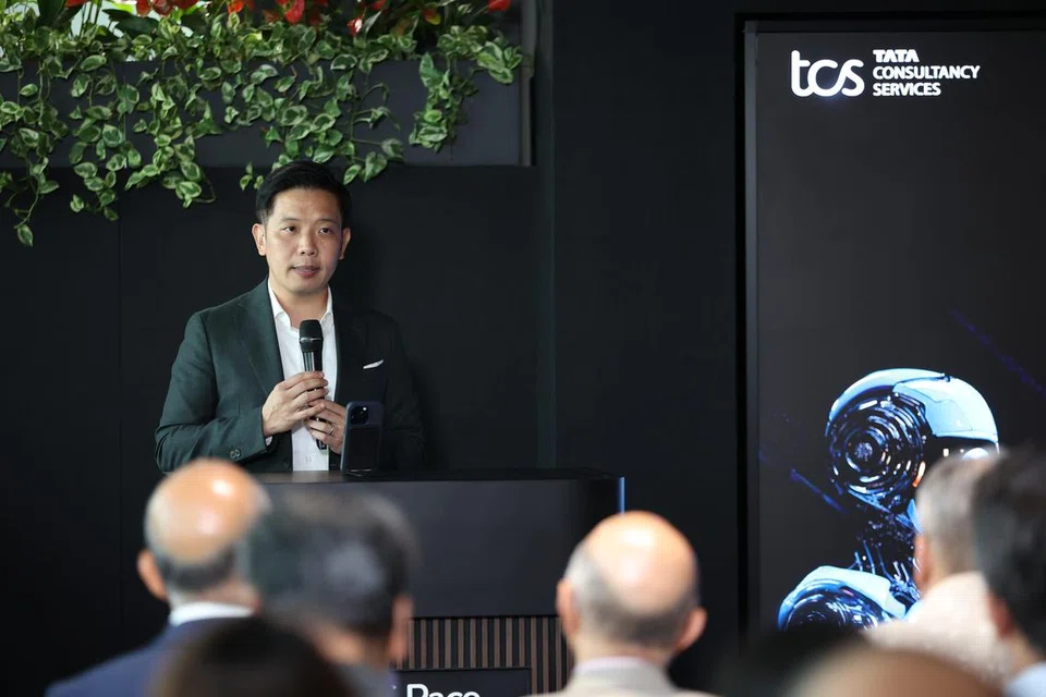 Menteri Negara (Perdagangan dan Perusahaan), Encik Alvin Tan, berucap semasa acara pelancaran Pusat Penyelidikan dan Inovasi kecerdasan buatan (AI) Tata Consultancy Services (TCS).