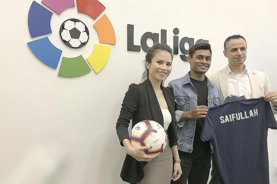KEJAR CITA-CITA II: Saifullah (tengah) akan mencuba nasib di Sepanyol. Bersama dalam gambar ialah pengurusnya Ash Hashim dan pengarah urusan pejabat La Liga Singapura, Ivan Codina. - Foto BH oleh WANG MENG MENG