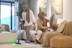 Personaliti media setempat, Cik Nurul Aini (kanan), bersyukur ‘dijodohkan’ dengan Cik Dewi Yunita (kiri) yang sudah tujuh tahun bekerja dengannya.