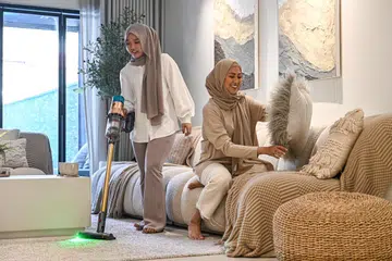 Personaliti media setempat, Cik Nurul Aini (kanan), bersyukur ‘dijodohkan’ dengan Cik Dewi Yunita (kiri) yang sudah tujuh tahun bekerja dengannya.