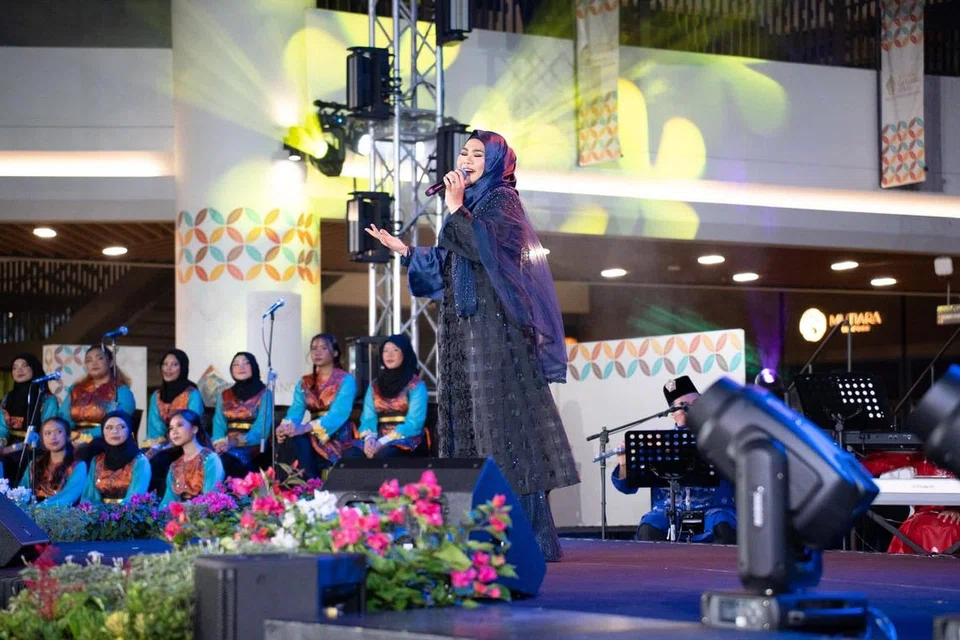 Suryana Norddin merupakan bakat generasi pelapis yang dapat menyampaikan lagu-lagu tradisional dengan penuh kesan.