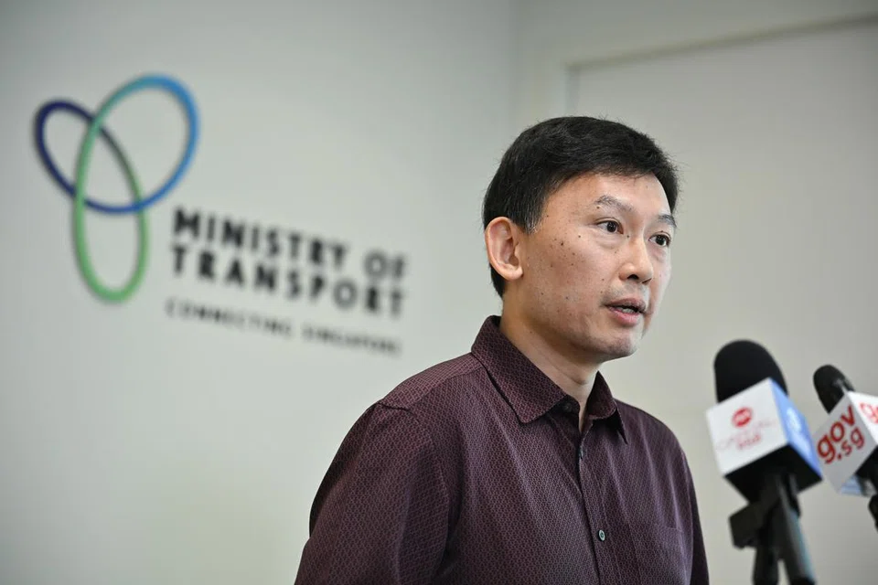 KEPUTUSAN SALAH: Walaupun pemerintah telah berunding dengan lebih 1,000 penumpang sebelum pelaksanaan SimplyGo, ia sepatutnya berunding dengan lebih meluas dan mengumpulkan pandangan daripada golongan penumpang yang lebih luas untuk memahami keprihatinan mereka, kata Menteri Pengangkutan, Encik Chee Hong Tat.