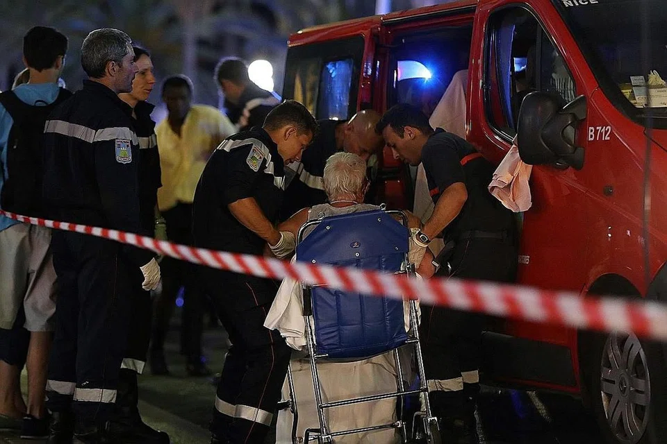 RAWATAN BAGI YANG CEDERA: Wanita yang mengalami kecederaan dalam serangan pengganasan di kota Perancis ini dipindahkan ke sebuah ambulans untuk dikejarkan ke hospital. - Foto AFP