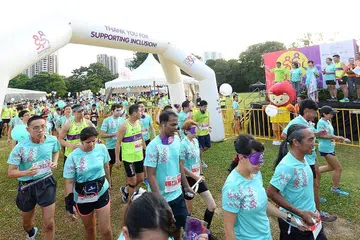 LARI TUTUP MATA: Sesetengah peserta berlari tutup mata bagi merasai sendiri cabaran yang dihadapi golongan cacat penglihatan, semasa acara 'Runninghour' tahun lalu. 'Runninghour' diadakan lagi hari ini mulai 5 petang di Bedok Reservoir. - Foto RUNNINGHOUR
