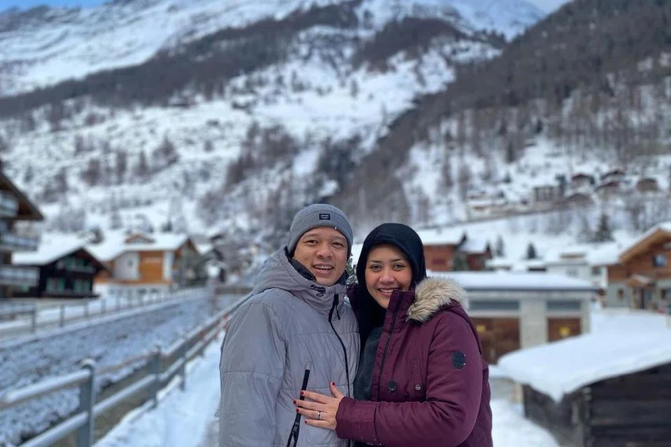 MENAHAN SEJUK: Hady Mirza dan isterinya, Nurjannah Nur Wahid, dibawa bercuti ke Switzerland sebagai ganjaran penyertaan peraduan ‘All Stars Gegar Vaganza’. Menurutnya, kedinginan menggigit hingga ke tulang sumsum tetapi kenangan di Tasch, Zermatt dan Matterhorn akan dikenang sampai bila-bila. 