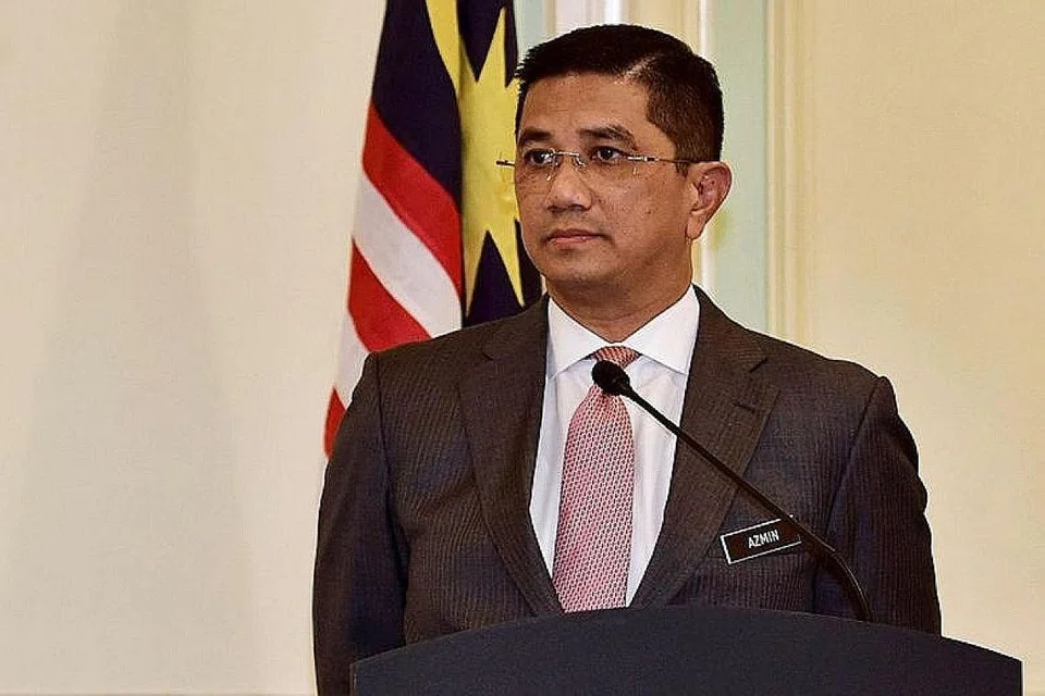 TURUT DAPAT PERHATIAN: Antara mereka yang dinamakan layak menjadi jawatan Perdana Menteri Malaysia ialah Datuk Seri Mohamad Azmin (atas), Tan Sri Muhyiddin, Datuk Seri Hishammuddin Seri, Tengku Razaleigh. - Foto fail, AFP